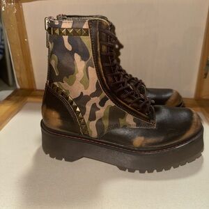 Steve Madden | Distressed Camo Combat Boots | Women’s 8